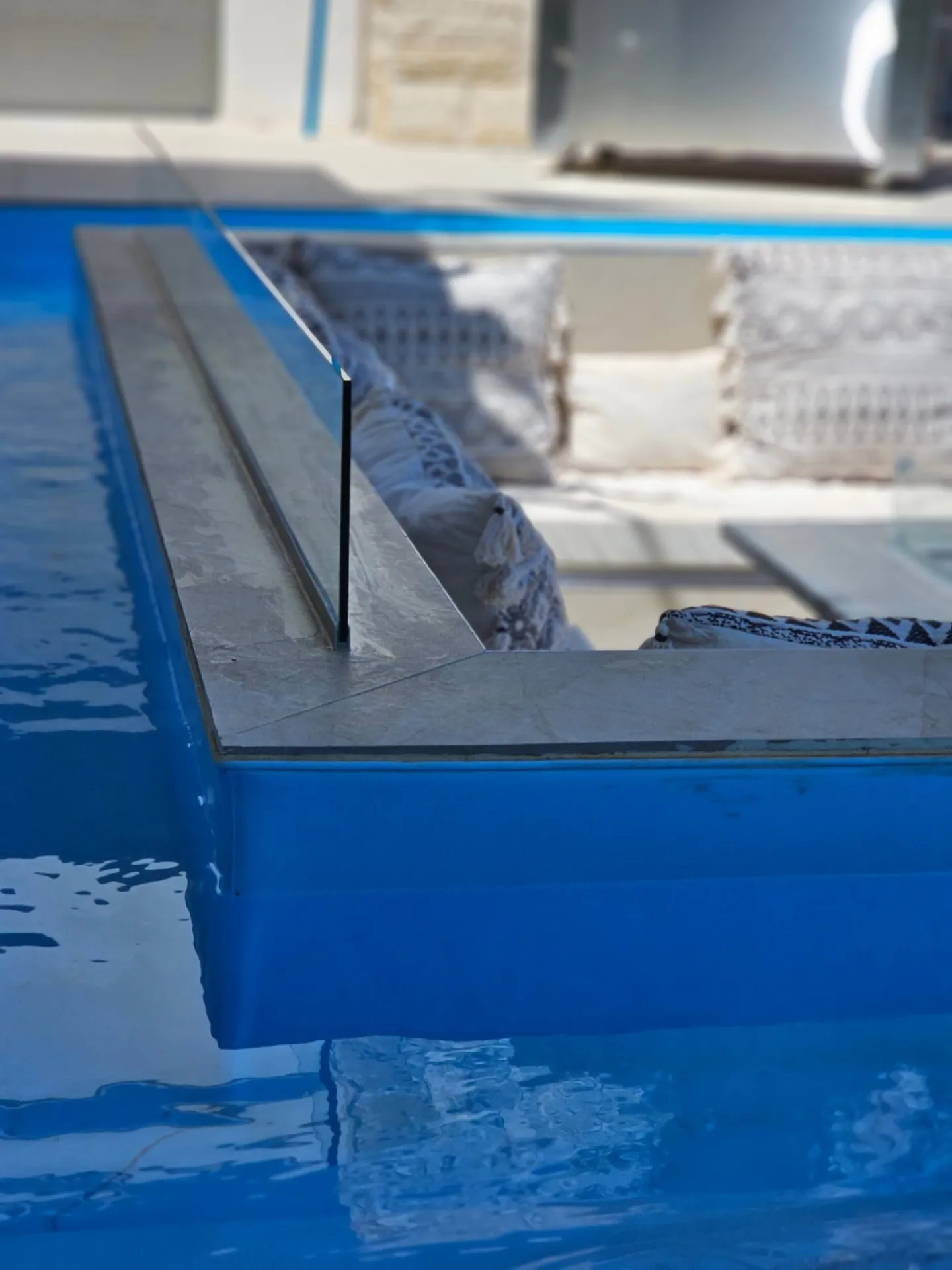 Fabrication et pose de barrières et gardes corps en verre trempé sécurisé protection anti éclaboussement pour piscine haut de gamme à La Barben