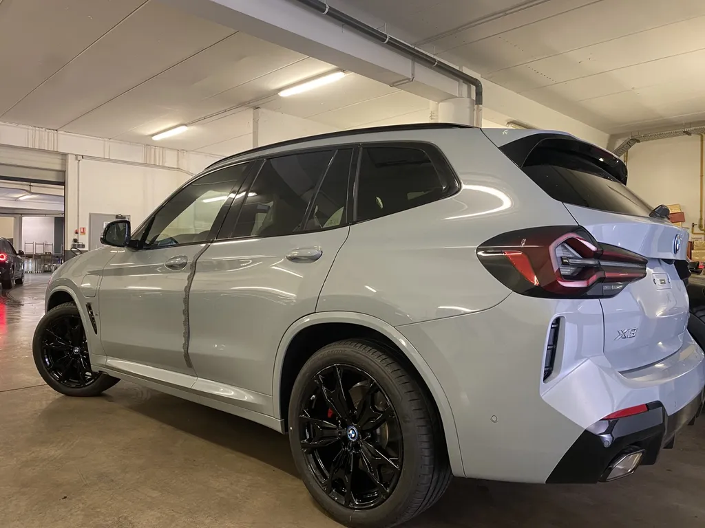 Mise en peinture des Jantes de BMW X3 pour la Concession BMW Marseille, platinum carrosserie proche de Marseille et d’Aubagne 