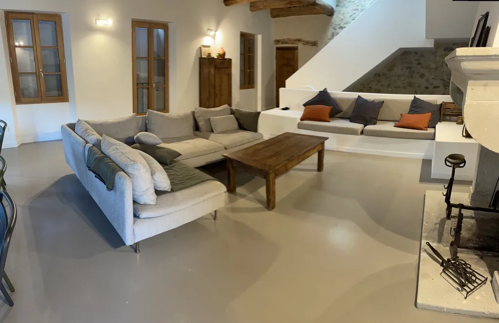 Pose d’une couche industriel effet béton ciré coulé à Arles 