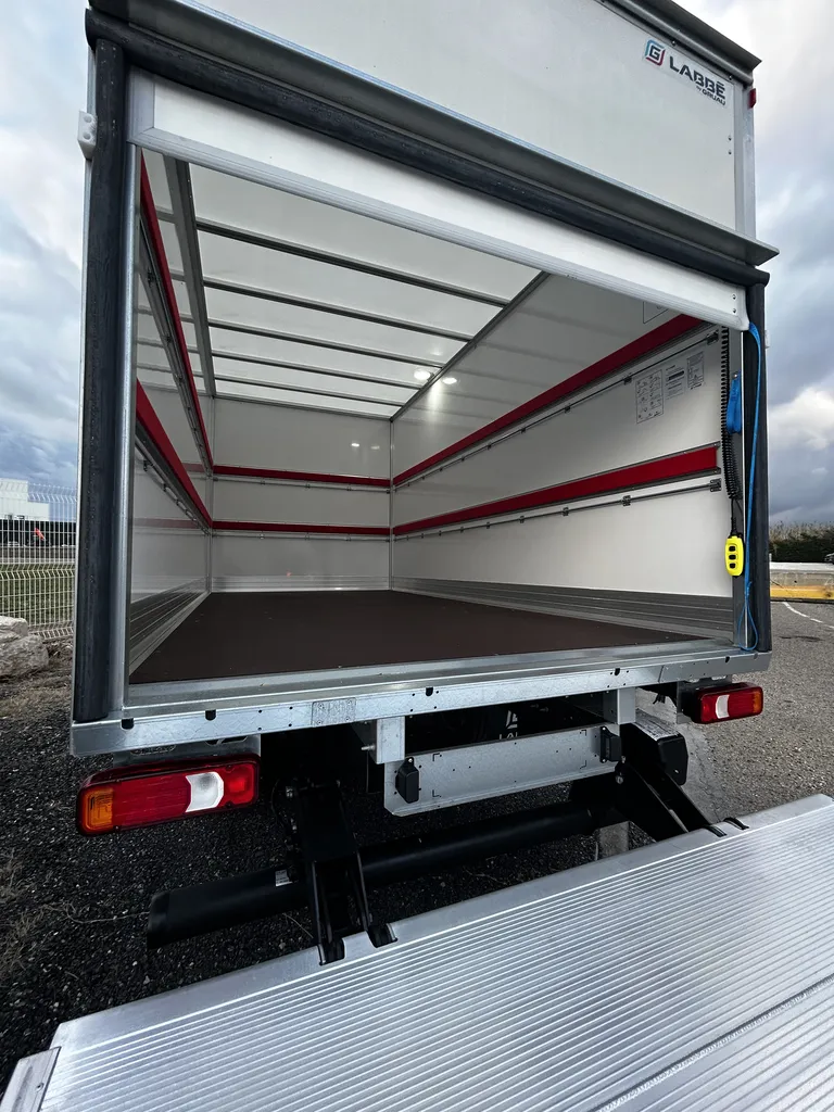 IVECO DAILY CAISSE ET HAYON 750 KGS