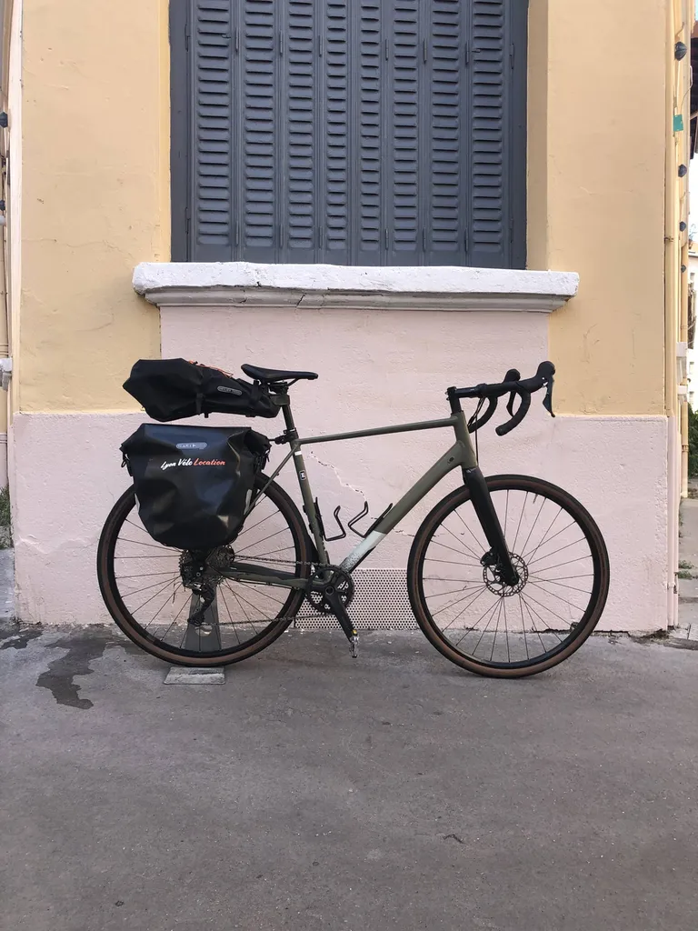 Gravel avec sacoches sur porte-bagages + sacoche bikepacking arrière