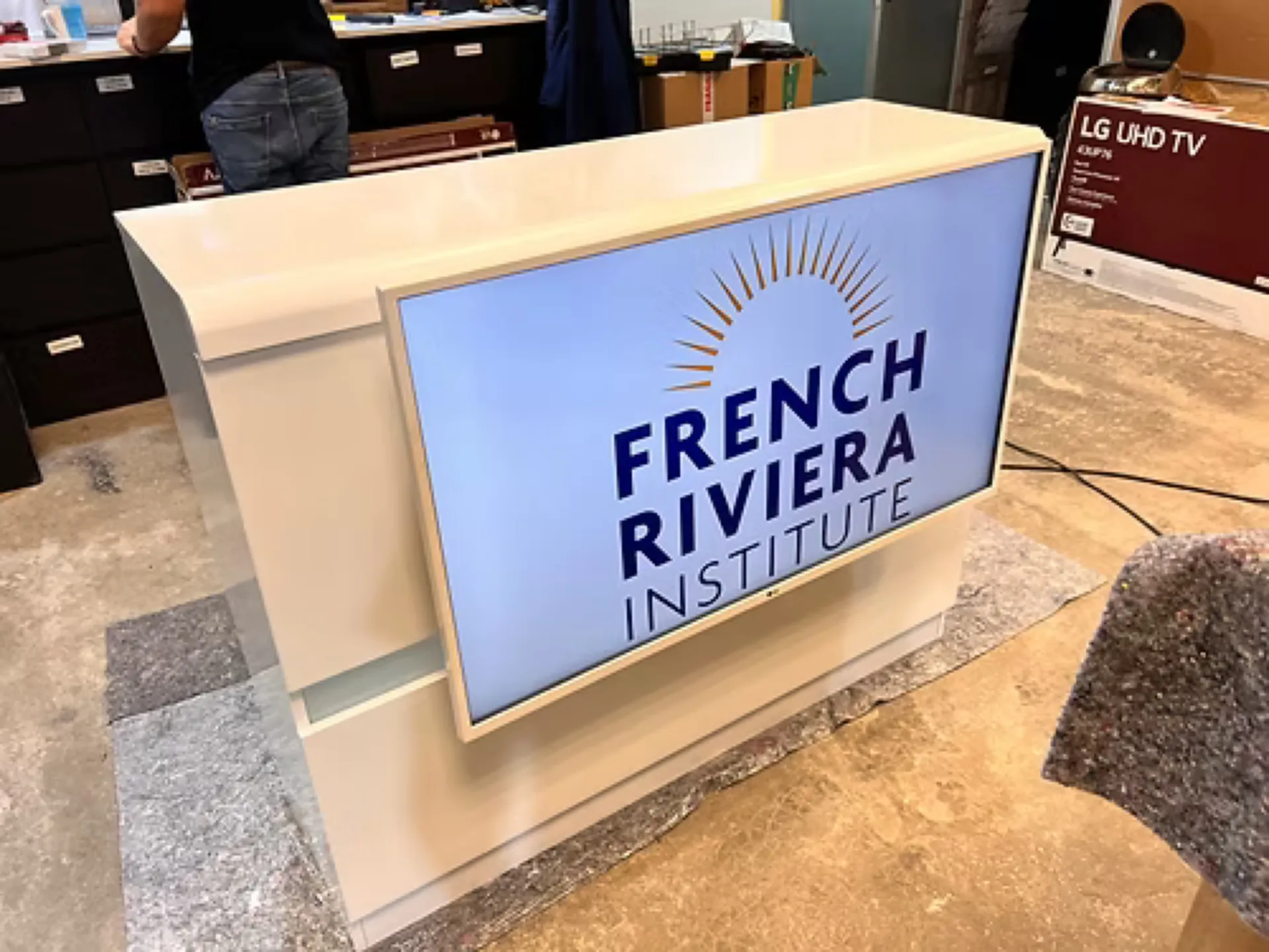 DESK BLANC AVEC ECRAN 43' 107CM DESK 3