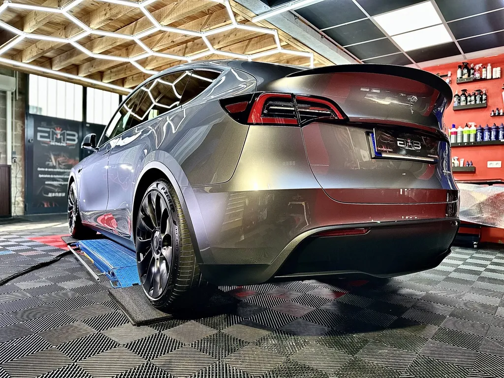 traitement céramique Lyon film de protection carrosserie PPF film plastique carrosserie Tesla model Y Lyon 