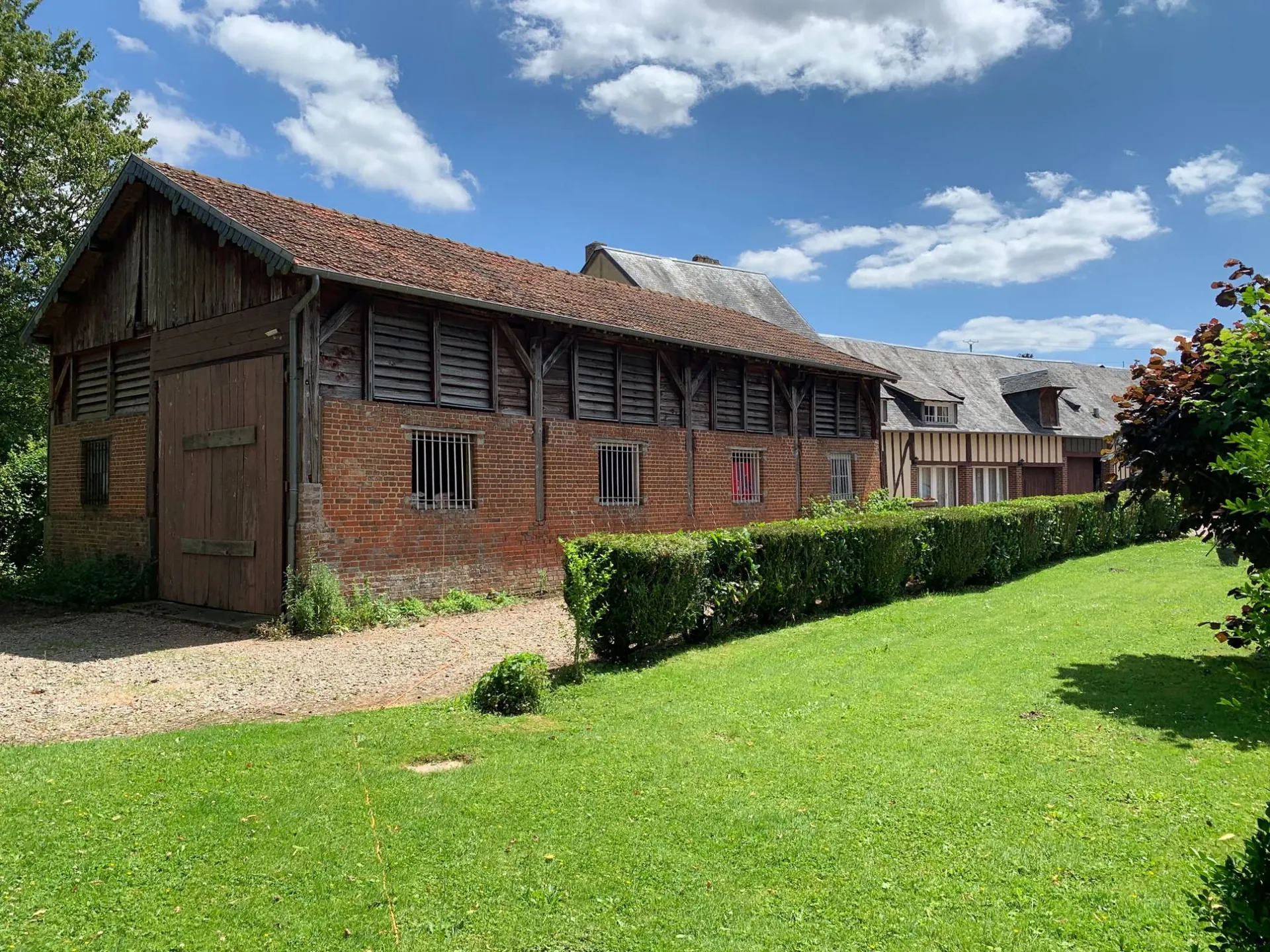 A vendre Propriété rénovée et ses dépendances aménagées, idéales pour du gîte, sur presque 2 Ha de parc, dans le Pays d'Auge.