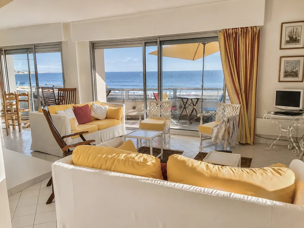 2577 - Villa des années 30 sur le front de mer