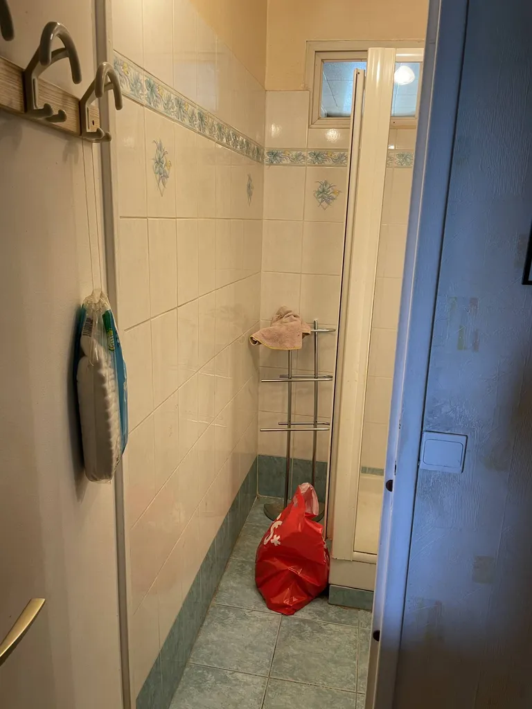 Salle de bain avant rénovation à Tassin-la-Demi-Lune près d’Écully : une pièce restée dans son état d’origine des années 1970 avant sa modernisation.