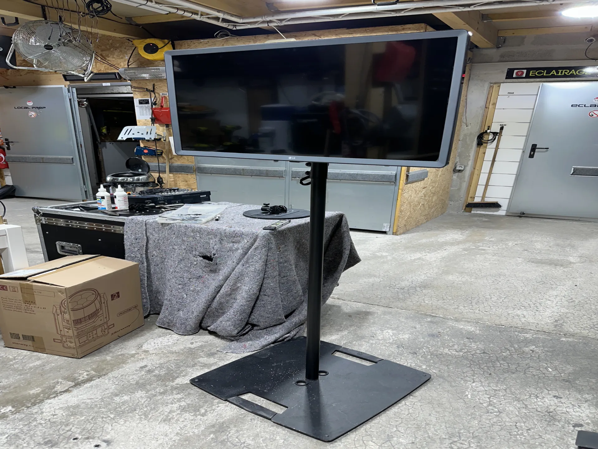 PIEDS POUR ECRANS 32 A 43 POUCES