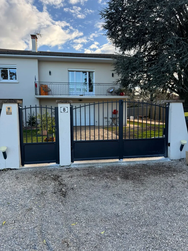 Pose d’un portail battant et électrique en aluminium noir SIB gamme tradition avec motorisation BFT et un portillon assorti à Villeurbanne