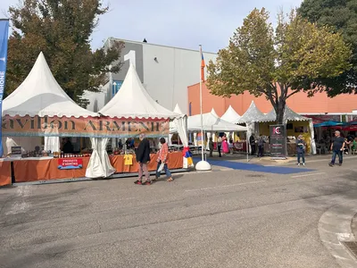 Installation de pagodes et chapiteaux à la Foire de Marseille