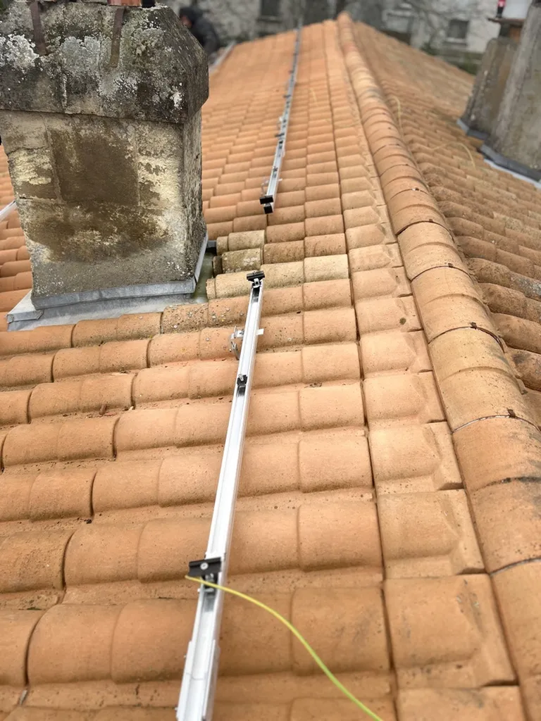 Installation de panneaux photovoltaiques 6KW avec stockage batteries physique sur une maison à exposition multiple à Latresne 33360