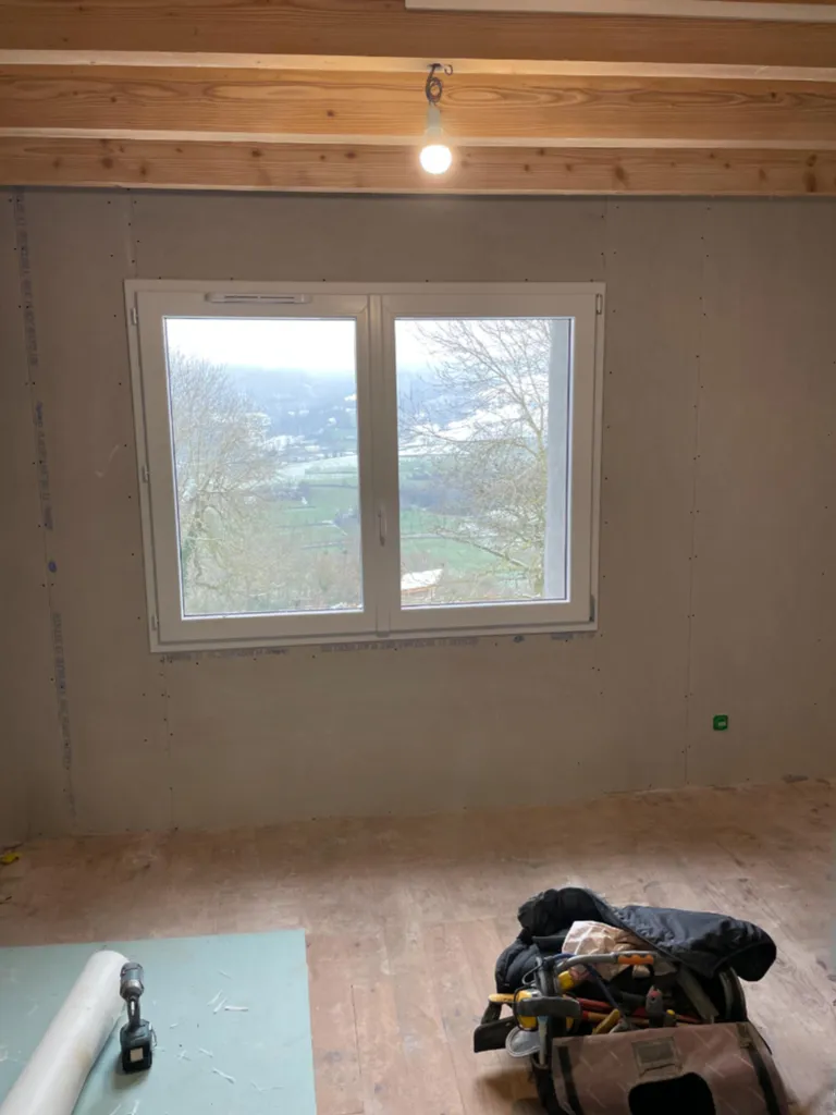 Fenêtre agrandie avec isolation thermique intérieure (ITI) améliorant le confort thermique et réduisant les déperditions de chaleur dans une maison à Beaujeu