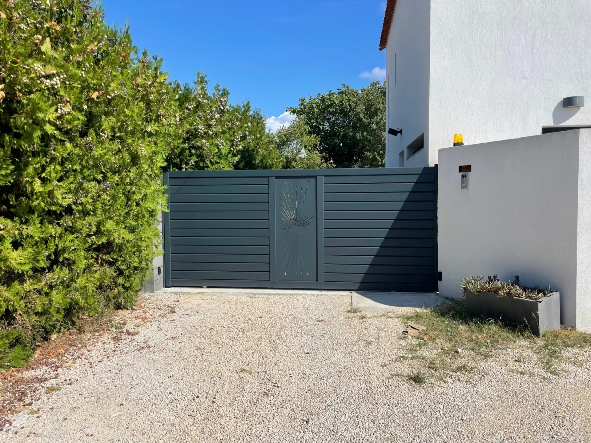 Installation d’un portail coulissant sur-mesure en aluminium à Vitrolles