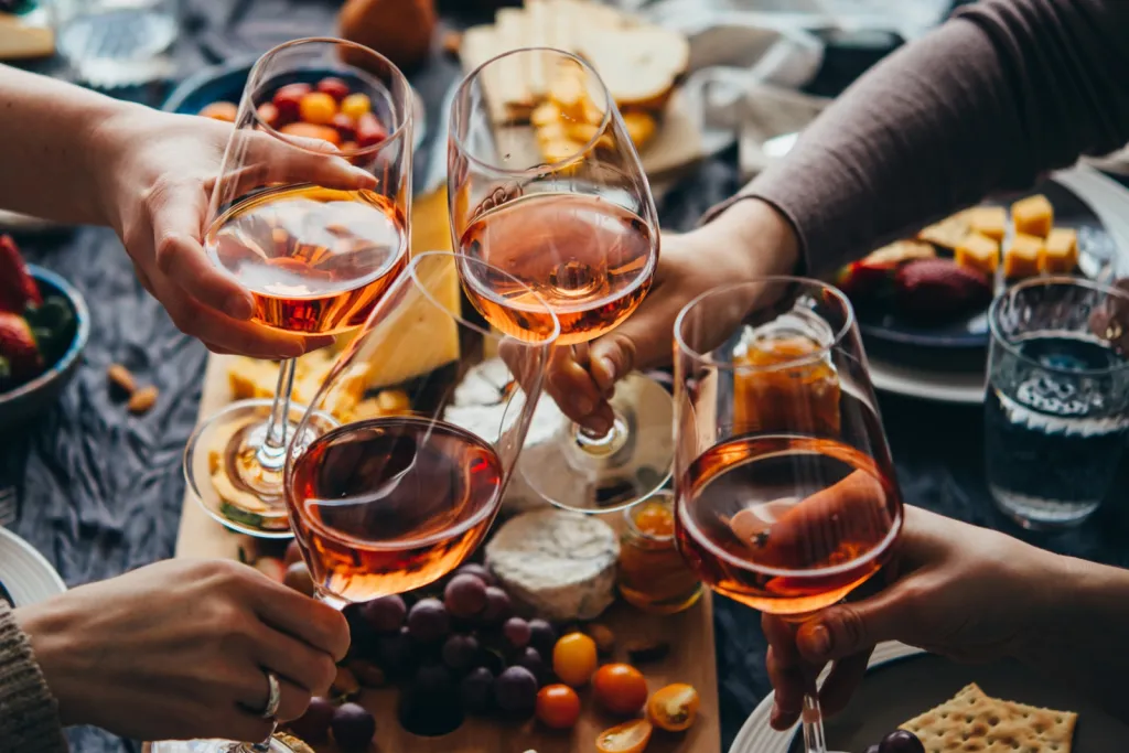 Soirée dégustation élégante et festive avec accords mets et vins, traiteur raffiné et ambiance chaleureuse en Alsace