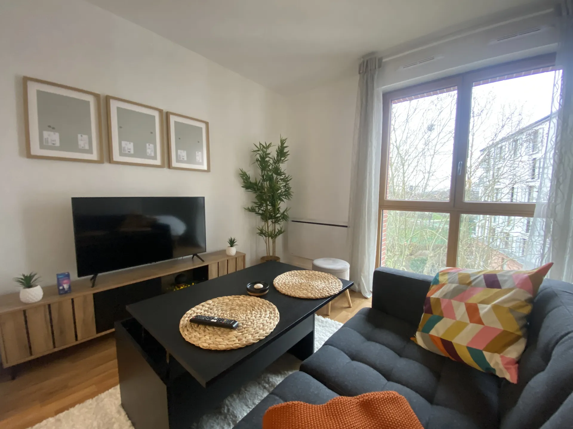 vue salon  proposé dans uns studio lumineux équipement de qualité chez Helix immobilier Le VE