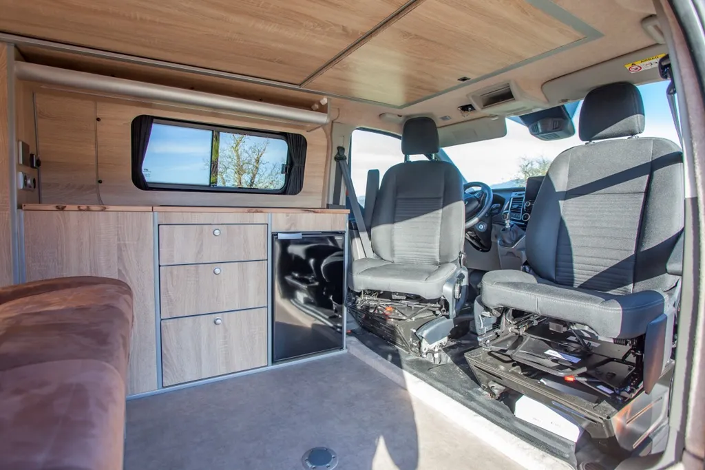 Aménagement intérieur sur-mesure Ford Transit Custom L2H1 Long avec mobilier bois clair chêne uniforme à Chambéry et en Savoie