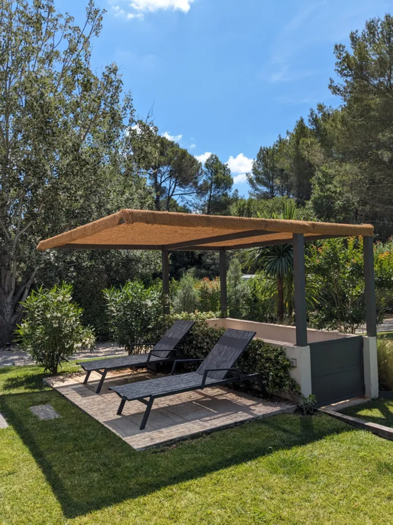 Fabrication d’une pergola en acier sur mesure à Saint-Marc-Jaumegarde – design à porte-à-faux et ombrage en fibre de coco
