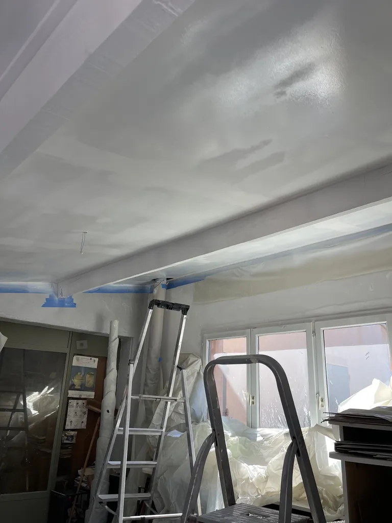 Isolation d’un plafond en sous rampant par laine de verre et habillage placo