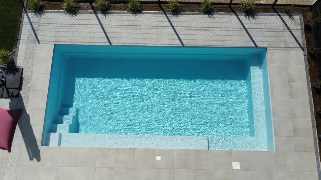 Piscine en coque polyester Alliance Piscines modèle Angélite 6 grise à Antibes dans les Alpes-Maritimes