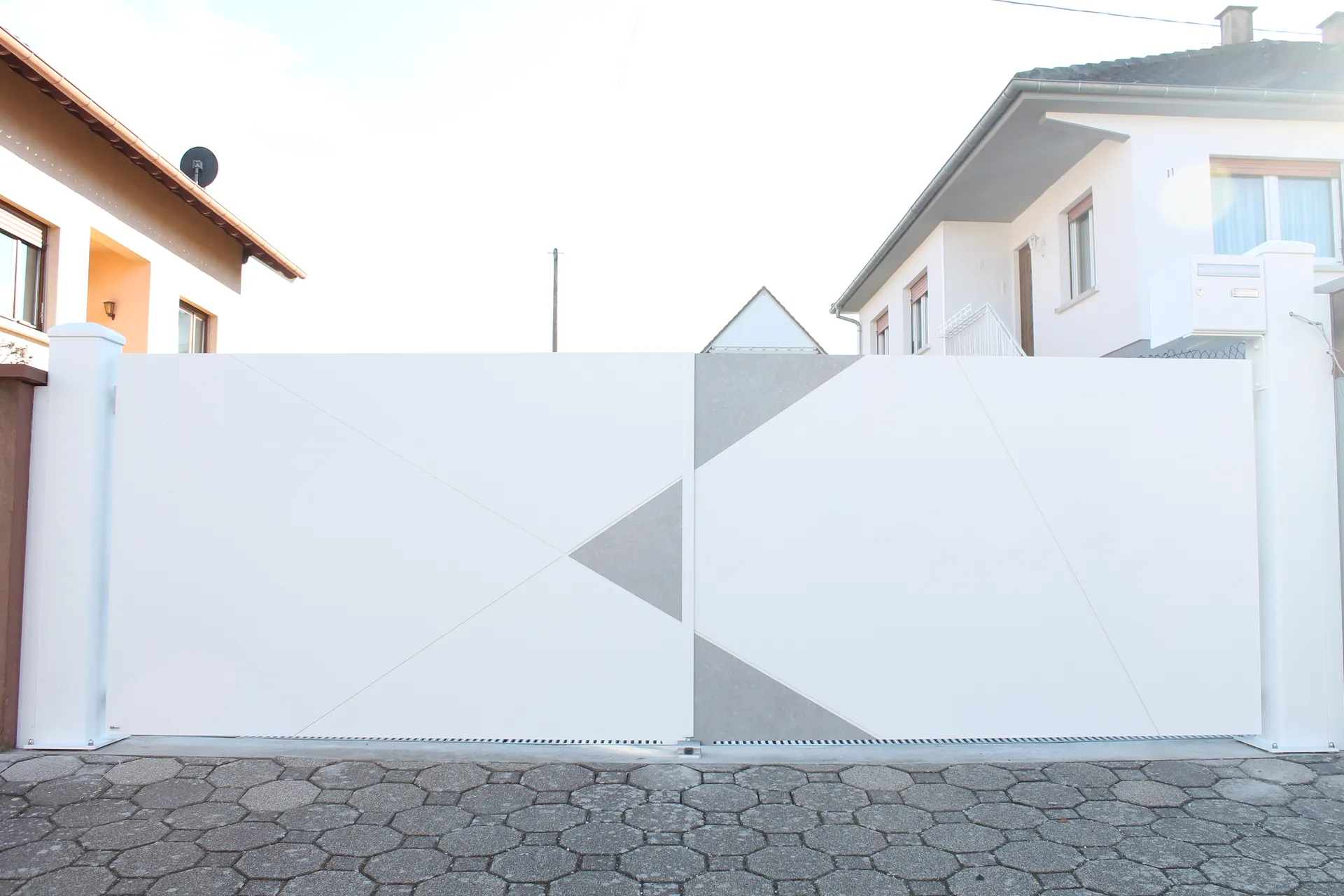 SB CONCEPT à Danjoutin Gamme GRAVITY Portail en aluminium motorisé battant ,coulissant ou autoporté  ,coloris au choix