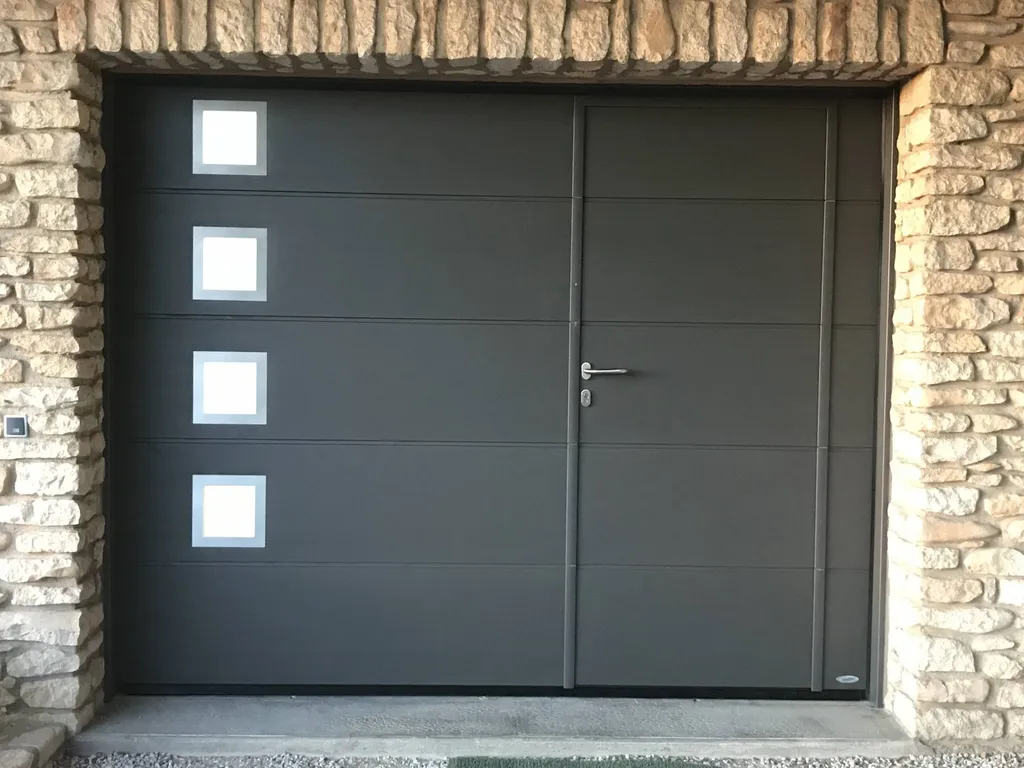 Porte sectionnelle motorisée avec hublot Vaucluse 84