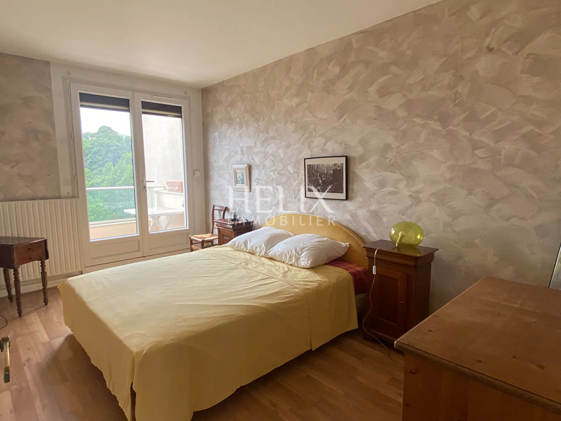 Le Pecq 5 pièces de 100 m2, Vue dégagée de la terrasse en dernier étage dans une résidence de Standing, au calme