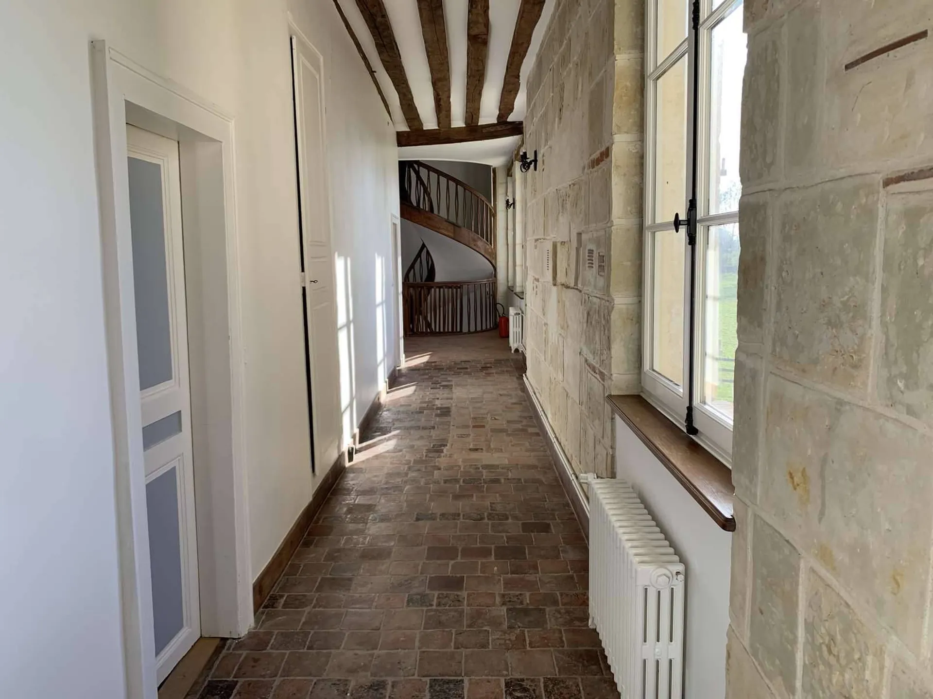 A ACQUERIR dans le PAYS D'AUGE DU CALVADOS, entre les villes de LISIEUX 14100 et ORBEC 14290, magnifique château en pierres des XV et XVIII siècles (ISMH), avec un parc de 1ha 28 a