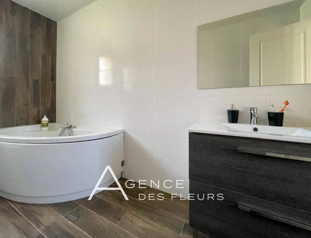 comprenant 2 salle de bains