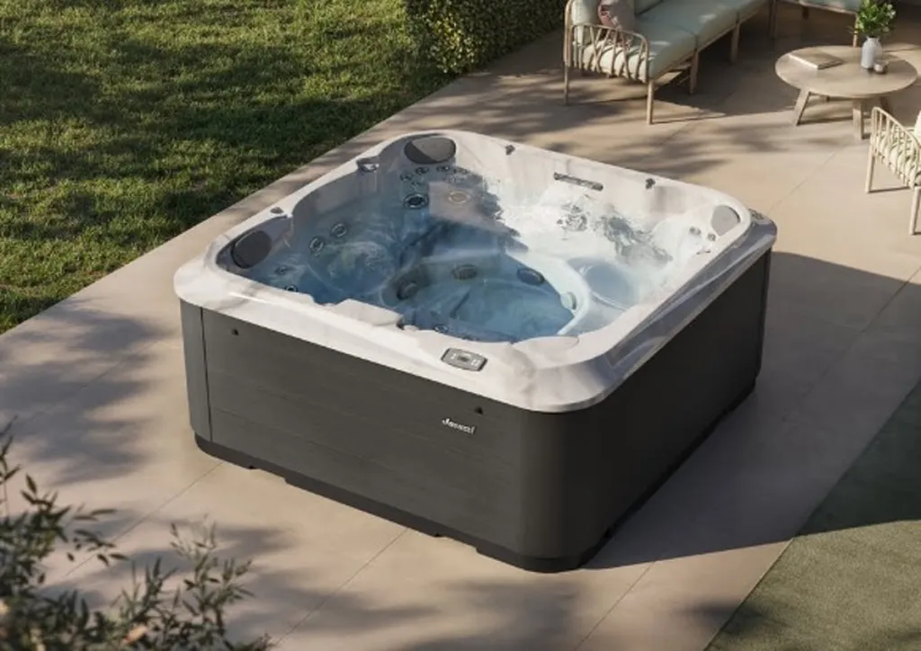 Jacuzzi J-201 sur terrasse extérieur carrellée