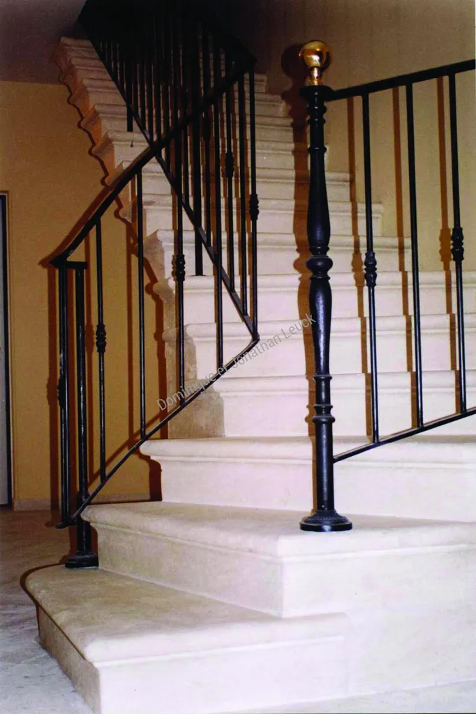 Escalier massif en pierre d'Estaillades