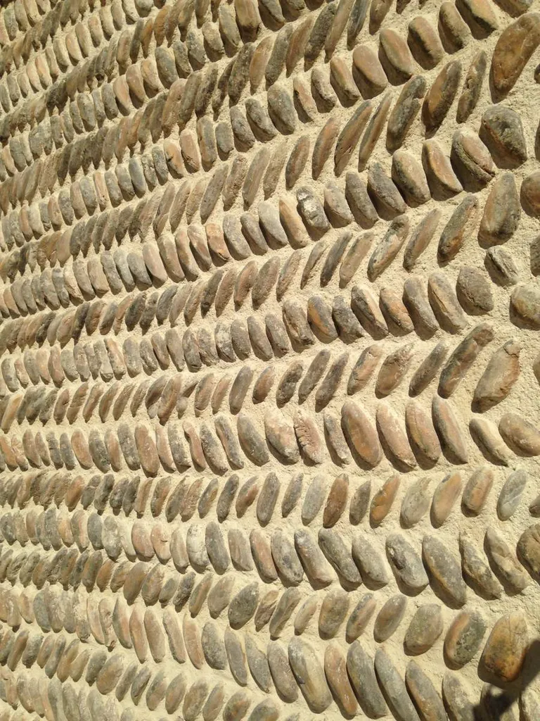 Détail habillage façade en galets de Crau à Saint-Martin-de-Crau
