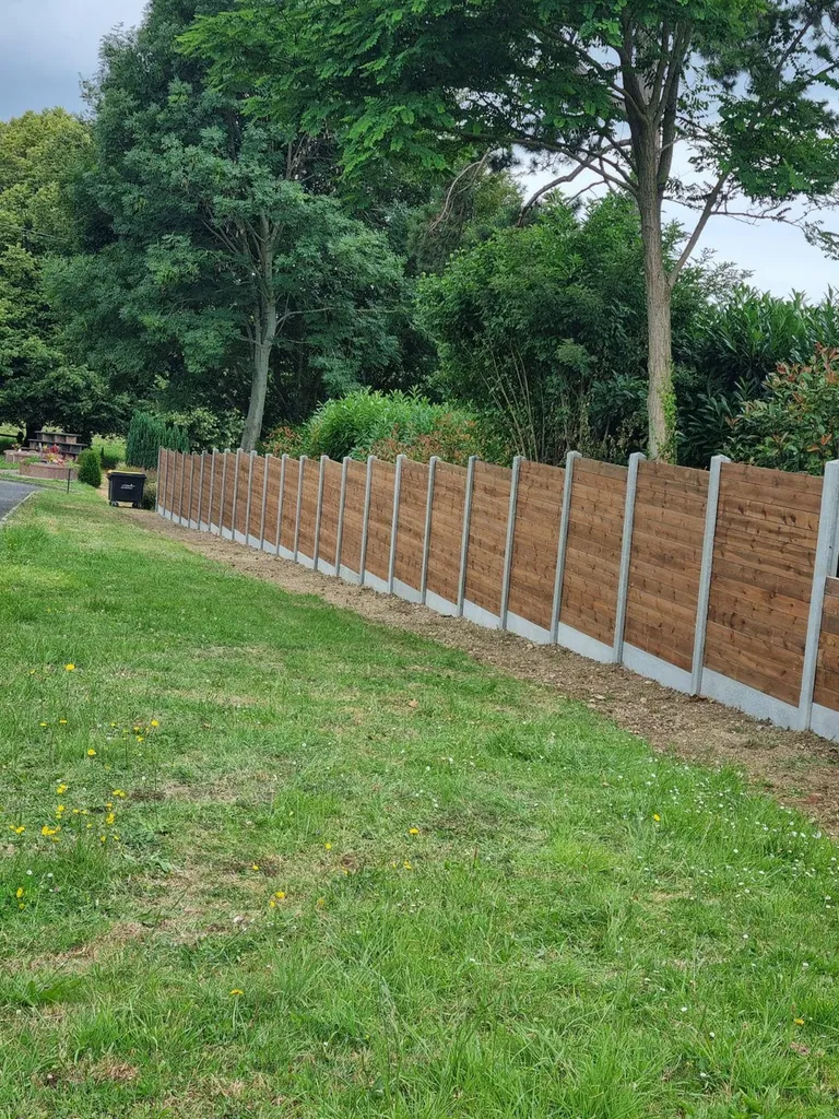 Installation de Clôture Occultante Mixte Béton et Bois, Lames Horizontales Sur-Mesure à Bernay dans l'Eure 27 et Serquigny