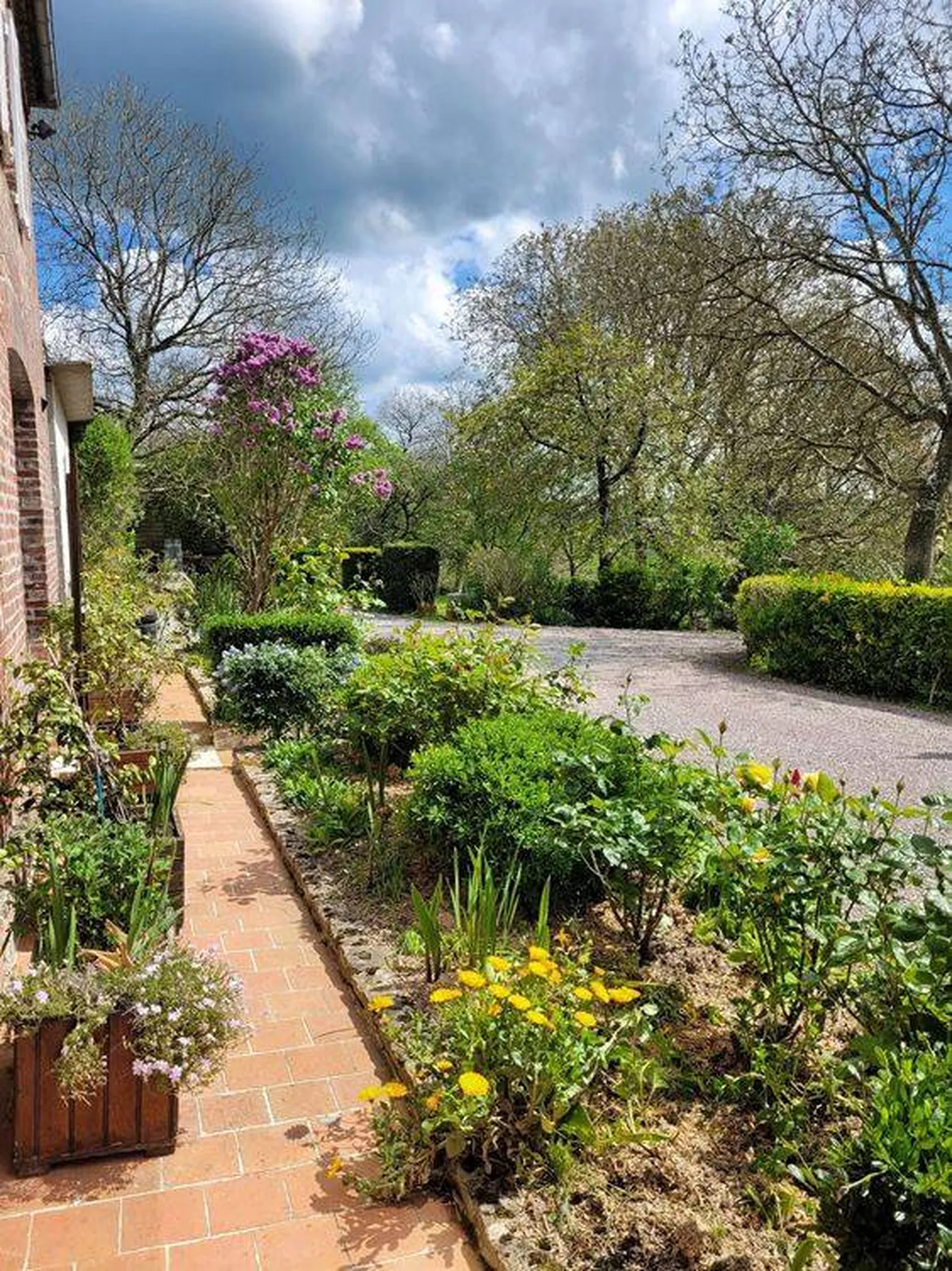 L’Agence Immobilière Terres et Demeures de Normandie située à Lisieux 14100, 41 avenue Victor Hugo, vous propose de venir découvrir dans le Sud du PAYS D'AUGE du CALVADOS, entre LIVAROT 14140 et SAINT-PIERRE EN AUGE 14170, cette petite propriété agri
