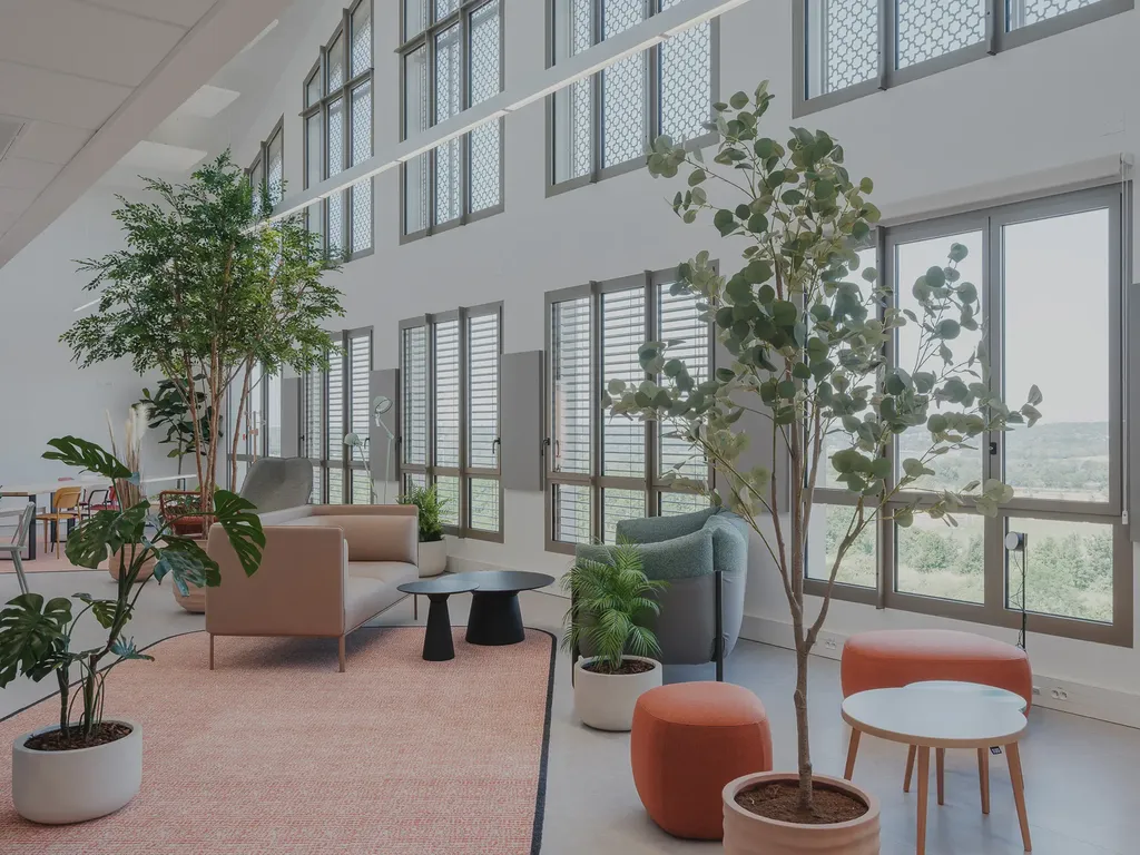 Arbre artificiel et semi-naturel – design végétal réaliste sans entretien à Toulon, Région PACA pour bureaux, accueil et espaces professionnels végétalisés