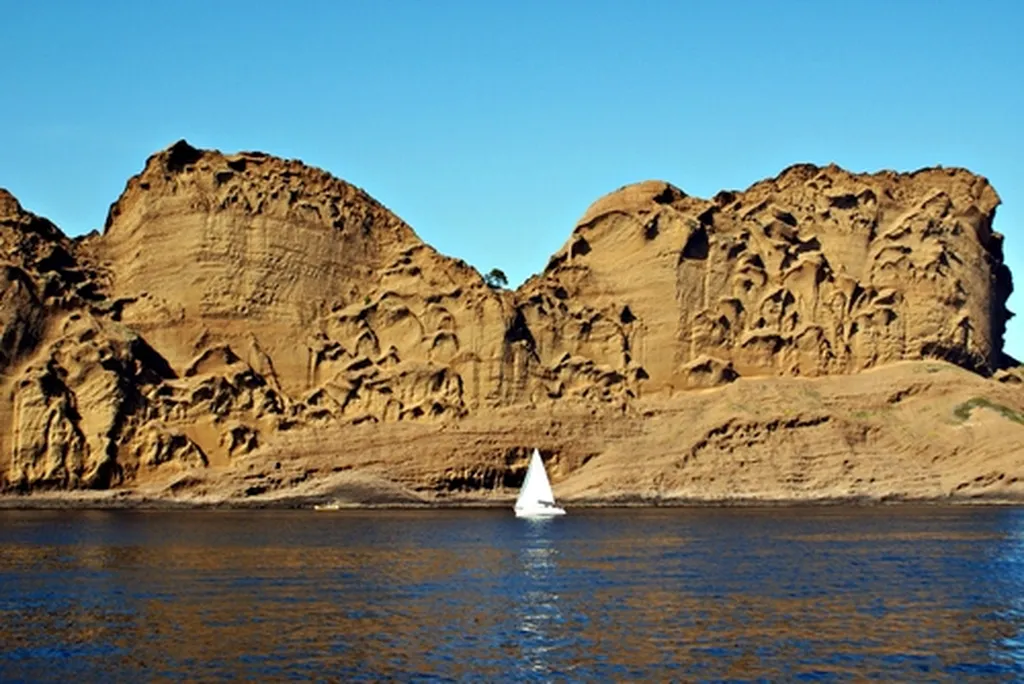 Naviguez au cœur de la roche sableuse éblouissante des Calanques de La Ciotat avec L'Eden Boat, pour une immersion totale dans la beauté méditerranéenne