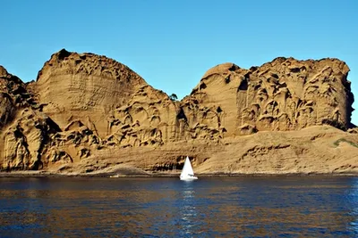 Naviguez au cœur de la roche sableuse éblouissante des Calanques de La Ciotat avec L'Eden Boat, pour une immersion totale dans la beauté méditerranéenne