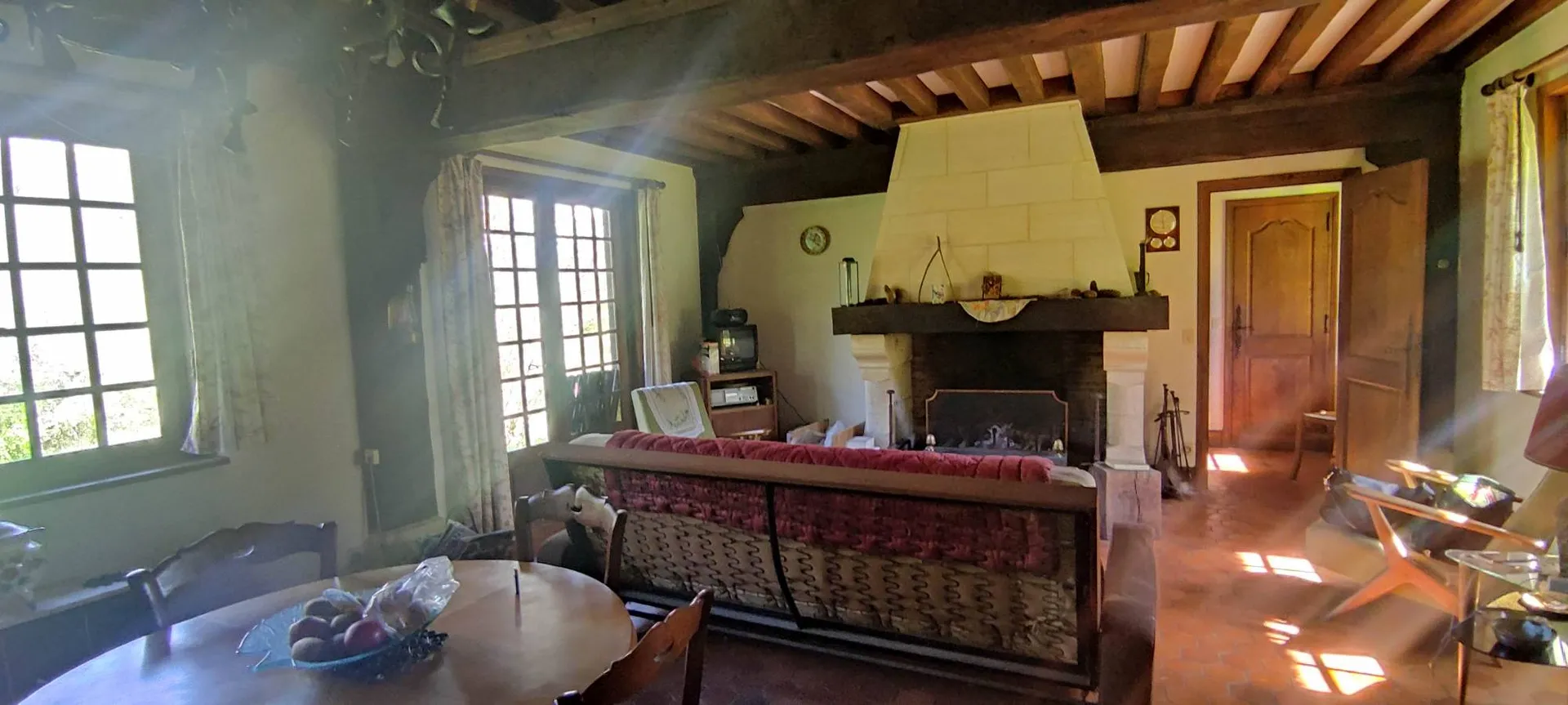 À vendre, proche de DEAUVILLE (14800) et de PONT-L'ÉVEQUE (14130), authentique chaumière normande avec son moulin à eau nichée dans un parc de plus de 9 000 m².