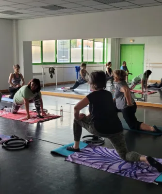 Pourquoi étirer le muscle psoas responsable de la flexion des hanches avec Carolyn votre coach  diplômée certifiée.