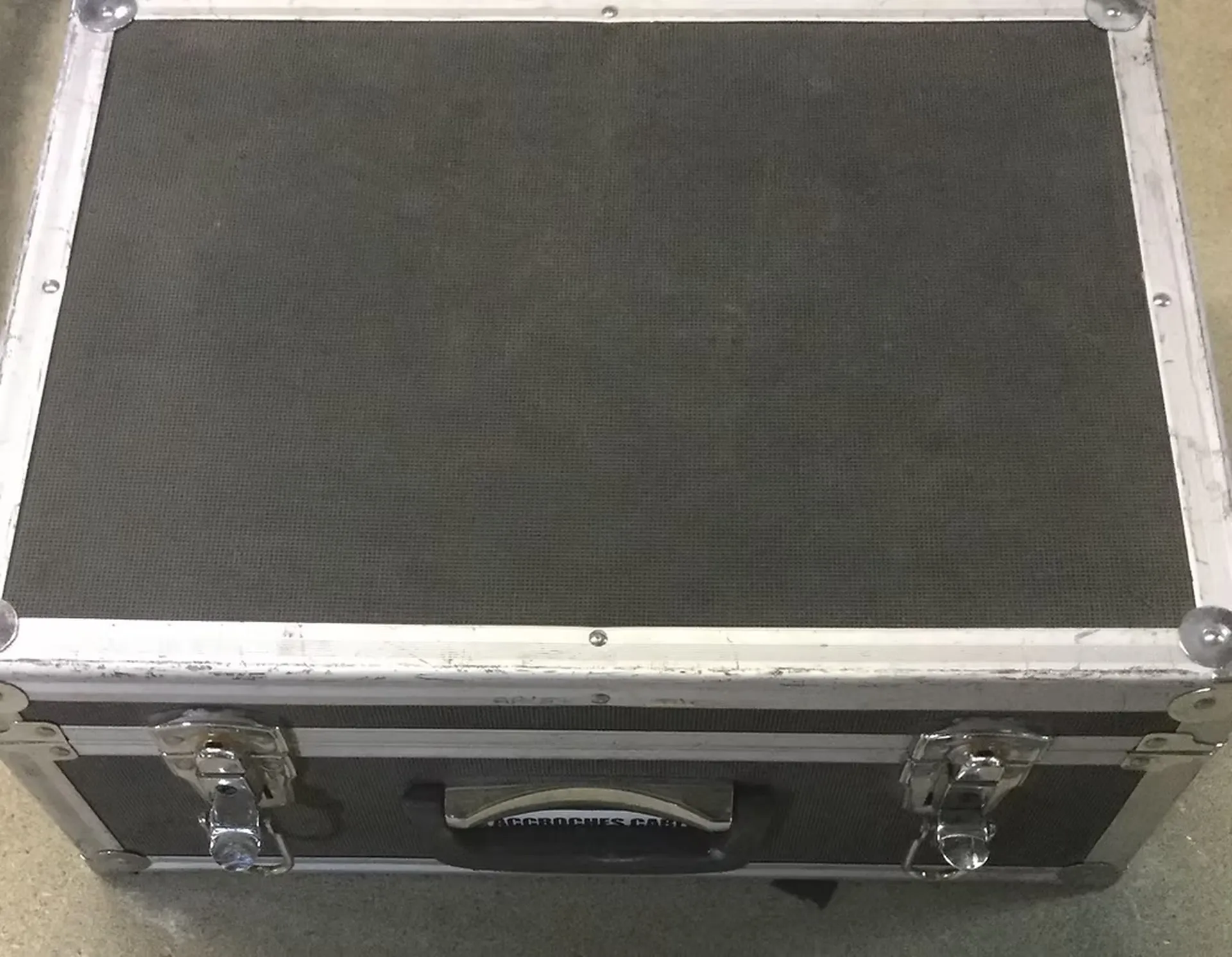 GRIFFE PASSE CABLE POUR STRUCTURES