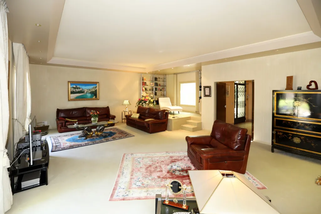 proche Avignon, propriété avec maison de gardien, piscine et parc clos.   