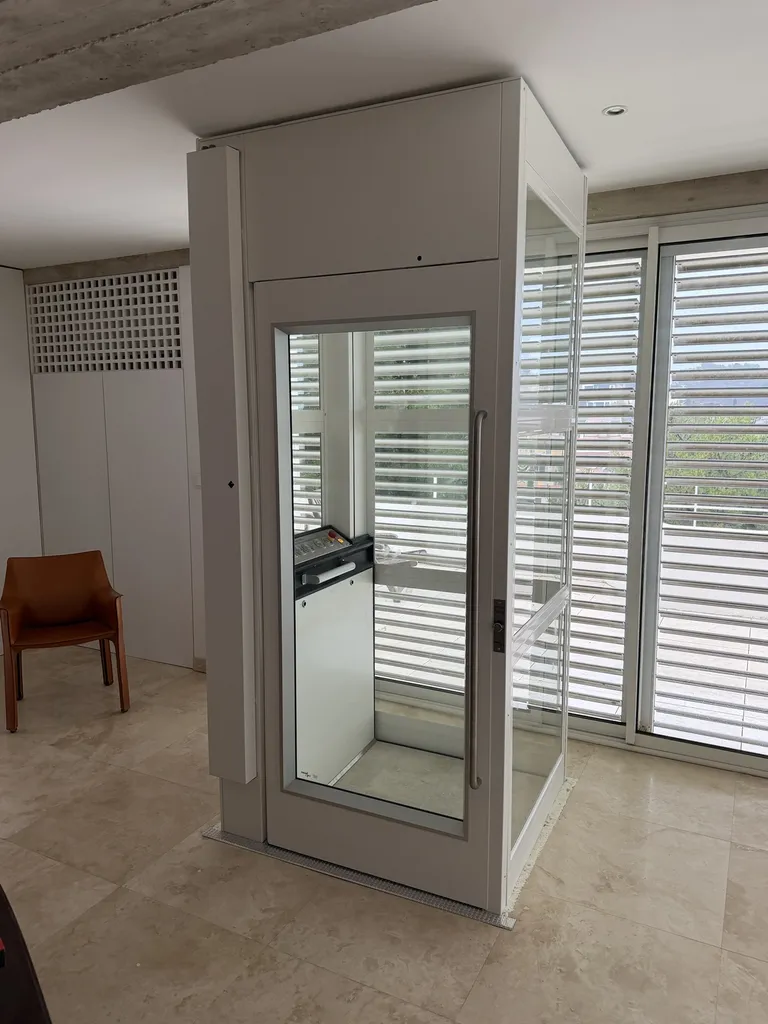 La structure autoportante est tôlée sur 3 étages mais vitrée pour le dernier étage donnant sur la terrasse à Marseille