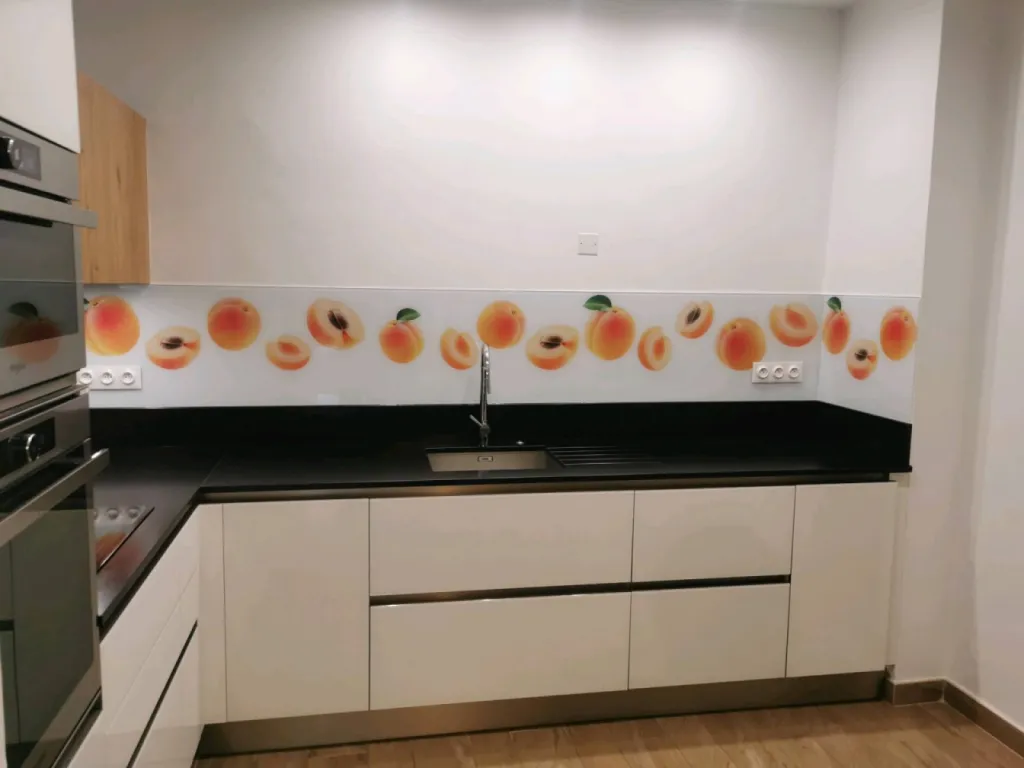 Crédence cuisine décorative réalisé avec photos numériques intégrées pour un client à AIx en Provence