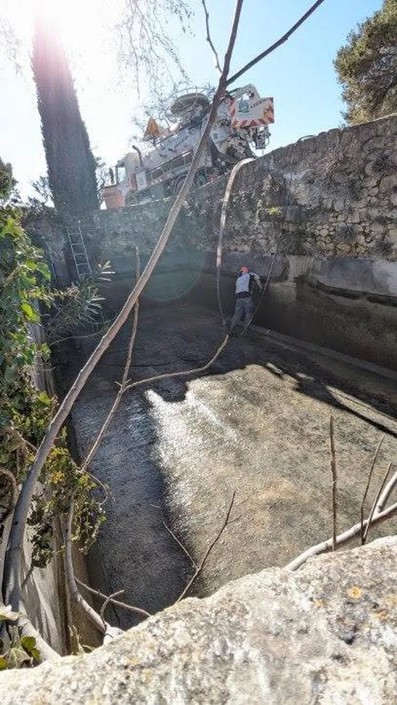 Décapage d'un bassin à Lourmarin