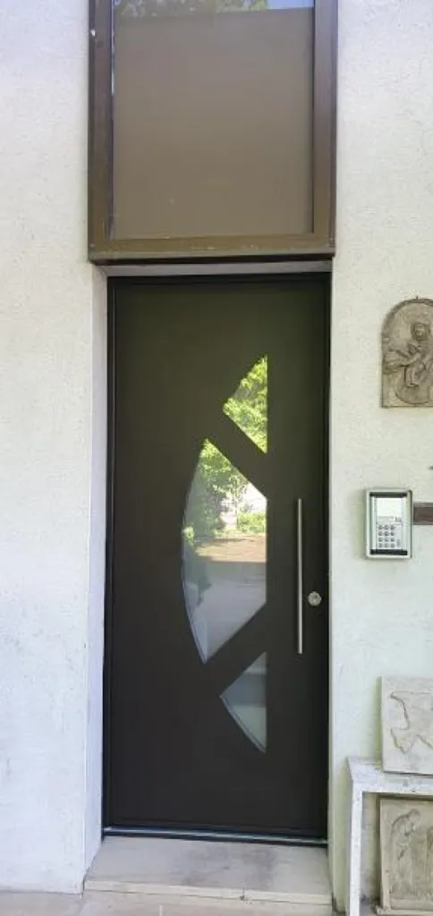Installation d'une porte d’entrée en aluminium monobloc Les Contemporains modèle Goya3 triple vitrage haute isolation à Chevigny-Saint-Sauveur