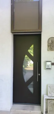 Installation d'une porte d’entrée en aluminium monobloc Les Contemporains modèle Goya3 triple vitrage haute isolation à Chevigny-Saint-Sauveur