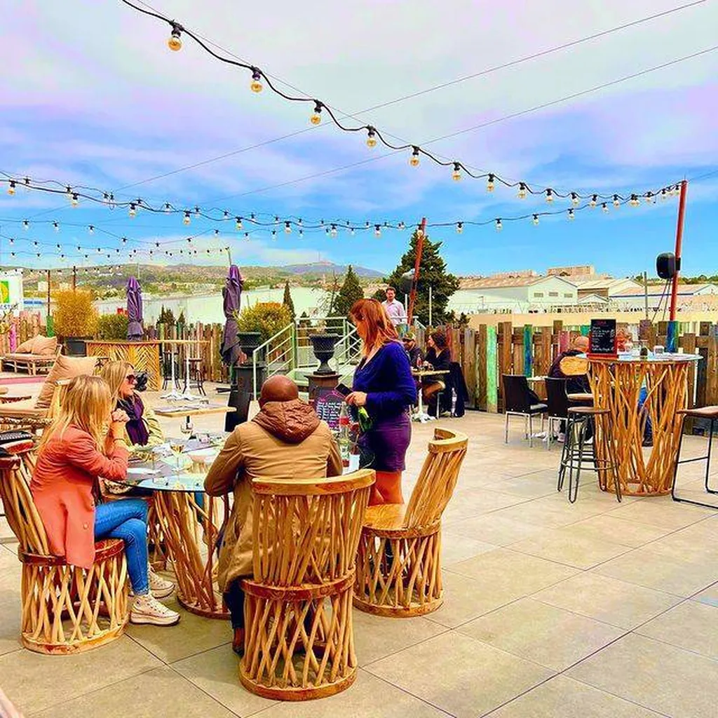 Restaurant avec rooftop extérieur et terrain de pétanque à Marseille