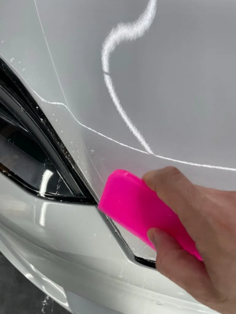 Pose d’un film de protection PPF XPEL sur la nouvelle Tesla S Plaid à Antibes près de Cannes sur la Côte d’Azur.