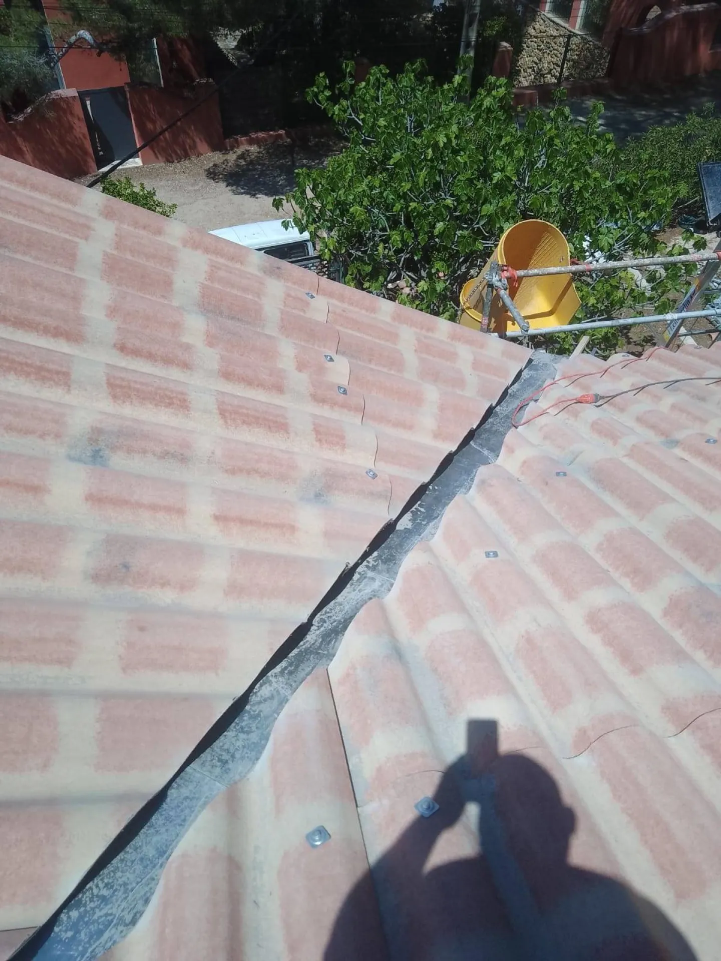 Rénovation complète d'une toiture de 120 m² à Hyères clé en main entre 70 000 et 75 000 € avec installation de tuiles plates