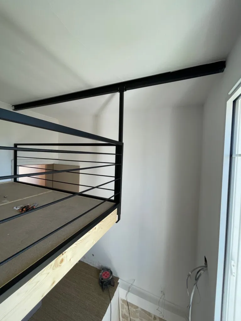  Lit mezzanine avec escalier dans un espace exigu sur Arcachon