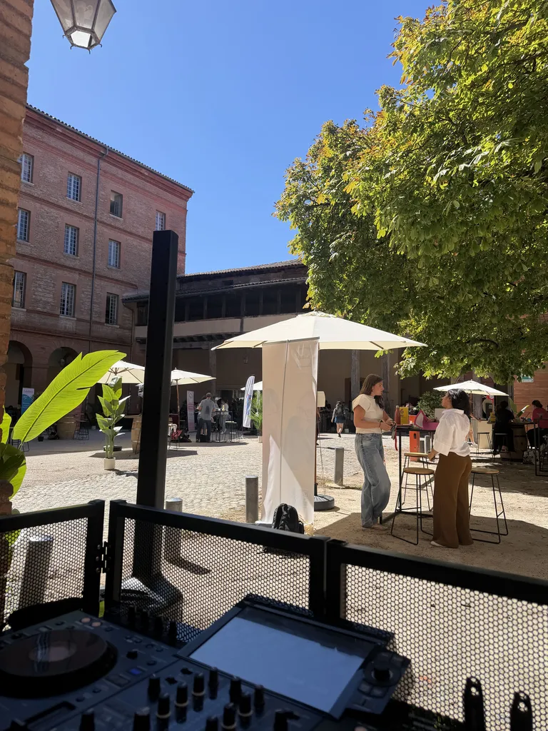 Espace DJ installé au cœur du forum pour accompagner les rencontres entre étudiants et entreprises tout au long de l’après-midi.