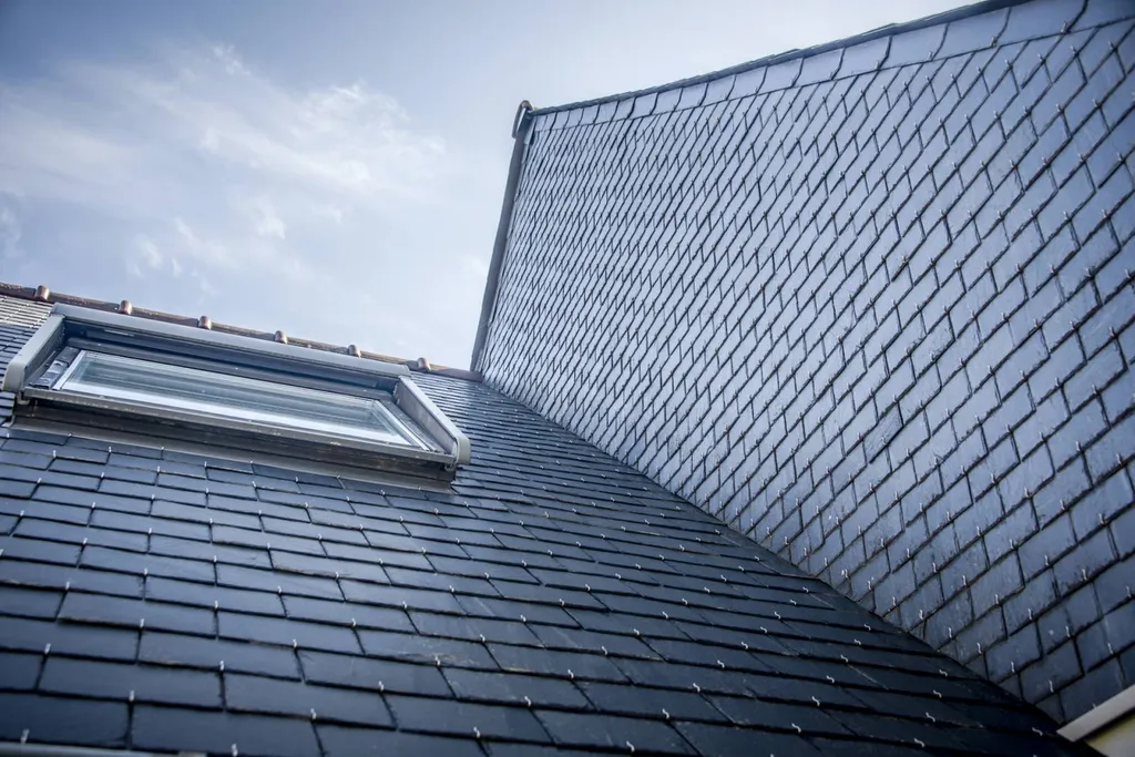 Travaux d’habillage en zinc d’une lucarne de fenêtre dans la région de Nantes